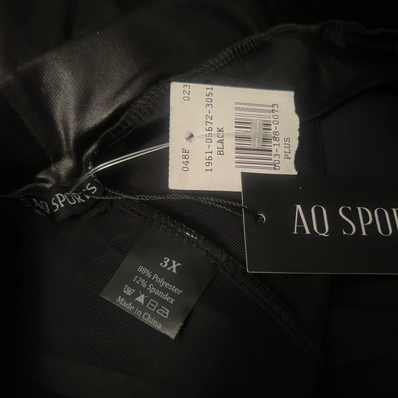 🦃🦃 NWT Faux Leather Leggings with Lace detail on sides. queen! ⭐️🎉 - Picture 5 of 5